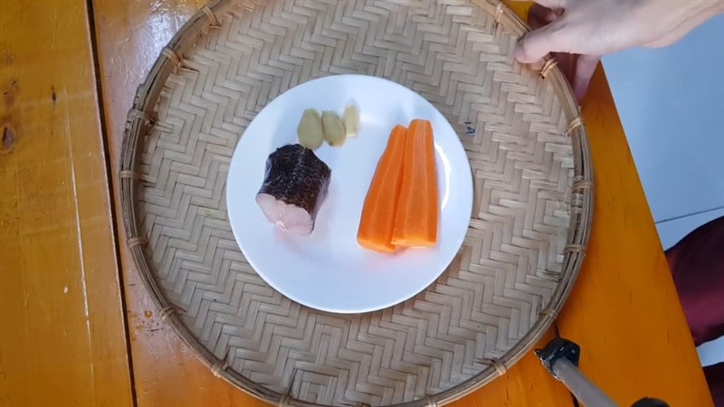 Lựa chọn nguyên liệu để nấu cháo cá lóc với cà rốt